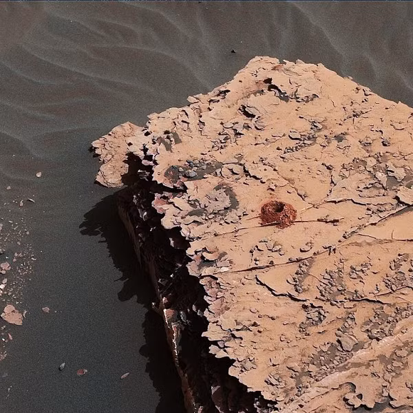 Tàu thám hiểm Curiosity của NASA có kích thước bằng chiếc ô tô được phóng vào tháng 11.2011 và hạ cánh xuống miệng núi lửa Gale rộng 154km của sao Hỏa vào đêm 5/8/2012.