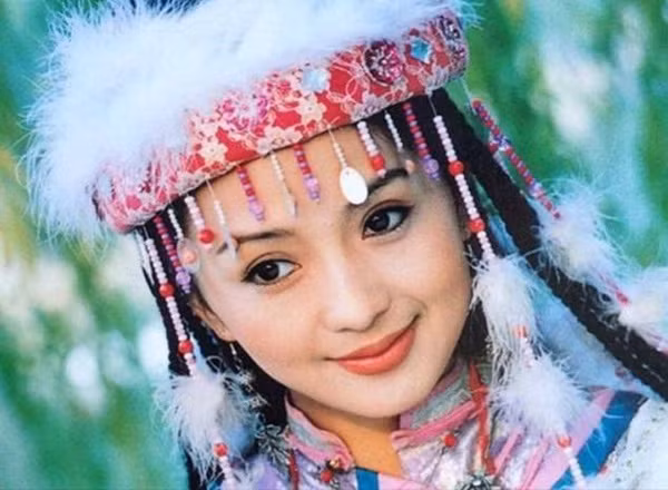 Trong bộ phim "Hoàn Châu cách cách", Hàm Hương là nàng công chúa xứ Hồi Cương xinh đẹp, có tài ca hát, đặc biệt trên người tỏa ra mùi hương thu hút, khiến vua Càn Long say đắm.