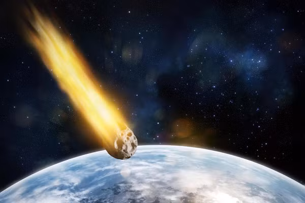 Theo NASA, tiểu hành tinh 2018 AH từng lao qua Trái đất vào năm 2018, tuy nhiên không được chú ý do thuộc nhóm nguy cơ thấp. Ở thời điểm đó, tiểu hành tinh này từng bay qua Trái đất ở khoảng cách 296.758km, bằng 3/4 khoảng cách từ Trái đất đến Mặt Trăng.