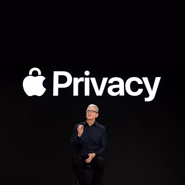 Năm 2020, Apple công bố tính năng App Tracking Transparency (ATT) trên iOS 14 và được triển khai rộng rãi từ tháng 4. Tính năng trên buộc các ứng dụng phải xin phép trước khi theo dõi dữ liệu của người dùng để phân phối quảng cáo.