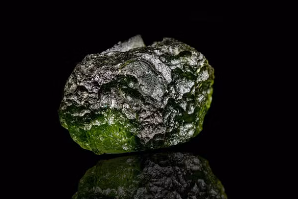 Đá Moldavite được chia thành 3 loại: Chất lượng cao, chất lượng trung bình và cấp thường. 3 cấp độ trên có thể được phân biệt qua vẻ ngoài của nó. Do có giá trị cao nên đá Moldavite thường bị làm giả rất nhiều. Mời các bạn xem video: Khung cảnh thiên nhiên tuyệt đẹp tại các quốc gia ít dân nhất thế giới. Nguồn: VTC.