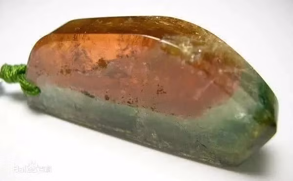 Cổ vật có màu sắc giống ngọc lục bảo trong lăng mộ của Thái hậu nhà Thanh có vỏ xanh, ruột đỏ, cùi trắng và hạt đen, trị giá tới 2,2 triệu lạng bạc vào thời điểm đó tuy nhiên lại được được chạm khắc bằng đá tourmalines.