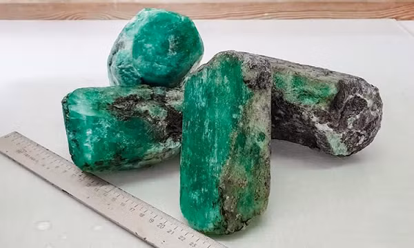 Màu xanh của ngọc xuất phát từ một lượng nhỏ của crom hoặc vanađi. Ngọc lục bảo có độ cứng đạt 7.5 – 8 trên thang độ cứng 10 của Mohs. Ngọc lục bảo lâu đời nhất có niên đại gần ba tỷ năm.