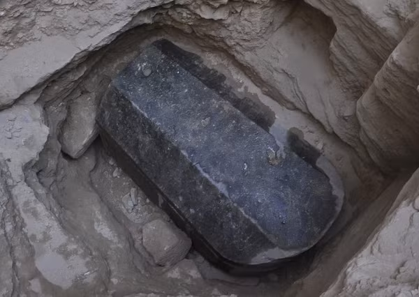 Hộp sọ của 1 trong 3 người có lỗ, nhưng không phải do bị đánh đập. Đây có thể là bằng chứng về trepanation - một liệu pháp trị bệnh bằng cách khoan lỗ vào hộp sọ, được cho là có thể điều trị nhức đầu, động kinh, tăng động...