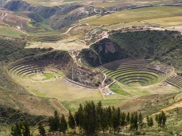 Người Inca đã xây dựng một số nhà kho nền đá trên những ngọn đồi xung quanh Ollantaytambo. Vị trí của chúng ở độ cao lớn, nơi có nhiều gió và nhiệt độ thấp hơn, giúp bảo quản đồ bên trong chống lại sự phân hủy.