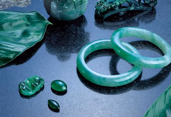 Để hình thành nên ngọc phỉ thúy cần rất nhiều điều kiện địa chất khắt khe. Toàn thế giới hiện có không tới 10 nơi khai thác được phỉ thúy, và mỏ khai thác phỉ thúy của sông Ô Vưu là nơi có điều kiện tự nhiên lý tưởng nhất trong số đó nhờ điều kiện địa chất khá ổn định.
