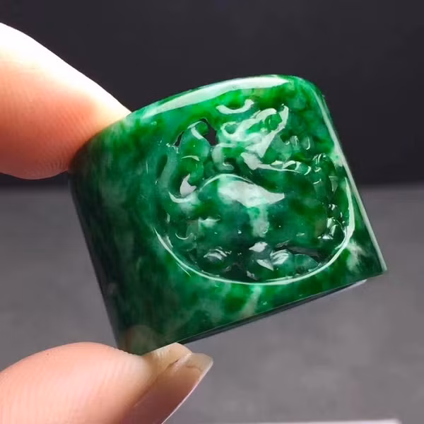 Sau đó còn phải trải qua quá trình tinh chế chất lỏng thủy nhiệt trong chuyển động địa chất của vỏ Trái Đất. Ngoài ra, tình hình địa chất của khu vực đó còn phải tương đối ổn định để tránh làm vỡ ngọc.