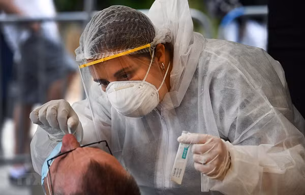 Ông giải thích thêm rằng hiện chưa có phương pháp điều trị kháng virus nào trên thế giới có thể thay đổi quá trình lây nhiễm virus SARS-CoV-2. Mặc khác, khi đã có vắc xin, tỷ lệ tiêm chủng còn thấp. Và thực tế là virus không ngừng biến đổi.