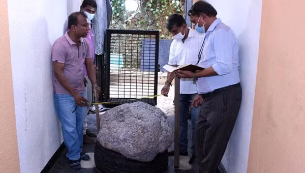 Khi tiến hành đào giếng cho một gia đình kinh doanh đá quý lâu đời tại Ratnapura, Sri Lanka, các công nhận đã phát hiện một tảng đá sapphire khổng lồ với trọng lượng được cho là lên tới 510kg, tương đương 2,5 triệu carat.