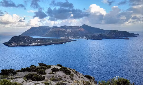 Đảo Vulcano đã ghi nhận nhiều trường hợp mèo ngất trên đường và người dân cảm thấy mệt mỏi. Chính quyền đảo Vulcano sẽ áp đặt lệnh hạn chế đối với khách du lịch trong một tháng.