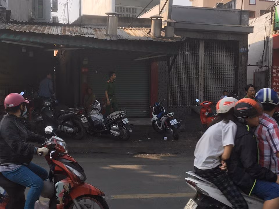 TP HCM: Đang nói chuyện, thanh niên bất ngờ bị bạn đâm chết TP HCM: Dang noi chuyen, thanh nien bat ngo bi ban dam chet