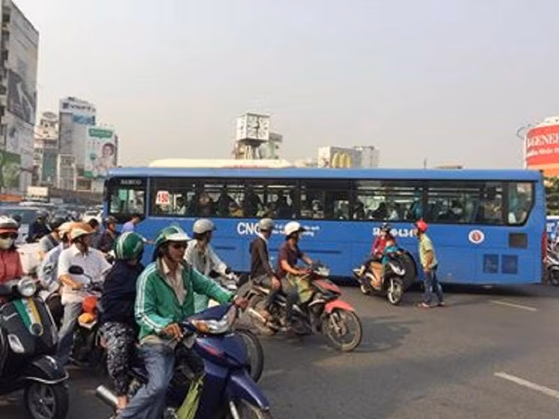 Tai xe xe buyt cam gay sat doi hanh hung nguoi dan sau va cham