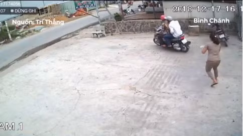 Hai thanh nien giat day chuyen nguoi phu nu bi bat vi...camera-Hinh-2