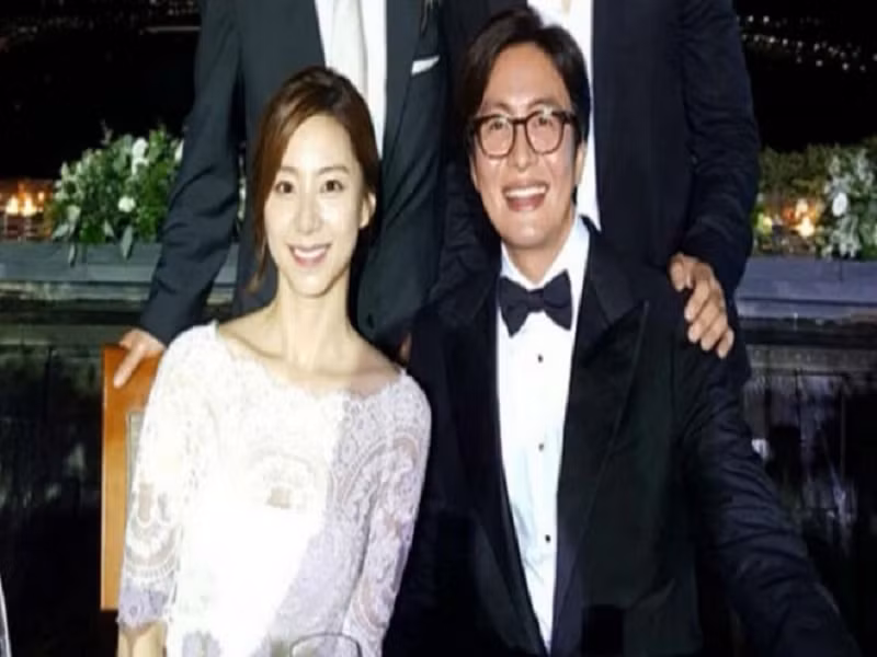 Trong “Vườn sao băng”, Park Soo Jin đóng vai mối tình đầu của “chàng gốm” (Kim Bum đóng). Sau bộ phim, Park Soo Jin tham gia một số phim trước khi dừng sự nghiệp diễn xuất để tập trung làm vợ, làm mẹ. Ông xã của Park Soo Jin chính là tài tử Bae Yong Joon. Ảnh: Dân Trí