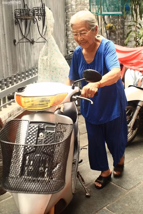 "Cuộc đời tôi không có nghỉ ngơi nên các con cũng đã quen với việc này. Một vài lần tôi bị tai nạn xe, các con cũng có góp ý, nhắc nhở nên cẩn thận hơn", “người bà quốc dân” chia sẻ. Ảnh: VTC