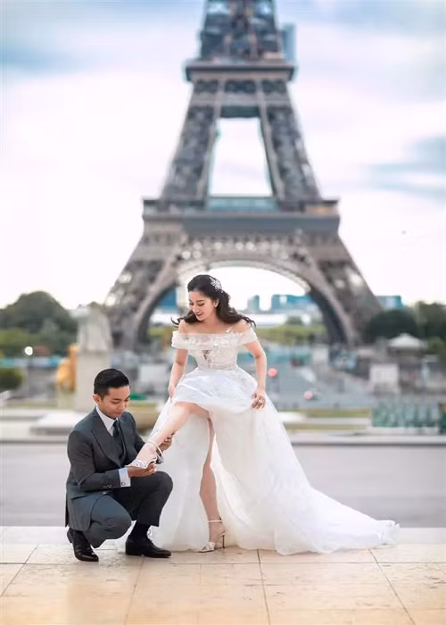 "Tính ra mình mang giày cho nàng ấy cũng được 13 năm rồi đó nhỉ, dự là sẽ còn mang rất lâu nữa đây”, ông xã Khánh Thi chia sẻ. Ảnh: Vietnamnet