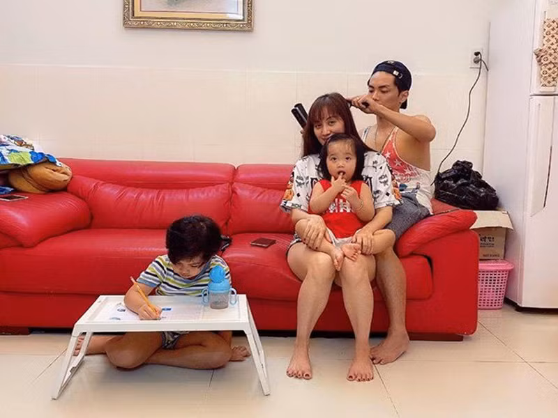 Phan Hiển xứng danh “ông chồng quốc dân” khi sấy tóc cho vợ. Ảnh: Sức khỏe và đời sống