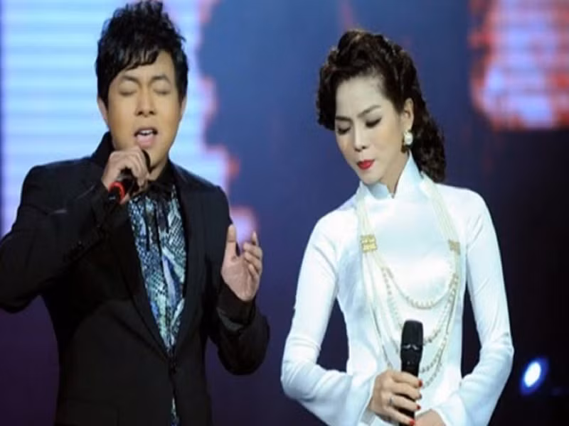 Khi chuyển từ hát nhạc trẻ sang nhạc bolero, Lệ Quyên kết hợp với Quang Lê. Một trong những ca khúc được yêu thích nhất của Quang Lê - Lệ Quyên là “Sầu tím thiệp hồng”. Đến nay, dù vào nghề sau, Lệ Quyên có cát-sê cao hơn Quang Lê. Điều này khiến Quang Lê không hề buồn mà ngược lại rất mừng. Ảnh: Tổ Quốc