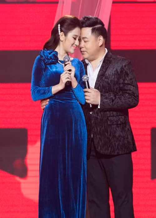 Tố My chia sẻ trên Dân Việt về việc được Quang Lê đánh giá cao: “Với những ca sĩ trẻ như My thì điều này có ý nghĩa vô cùng to lớn, vì lúc bé My chỉ có một mơ ước nhỏ nhoi là được gặp thần tượng của mình bằng xương bằng thịt, nào ngờ giờ đây được hát, được diễn cùng anh, lại được anh gọi tên là 1 trong 4 ca sĩ nữ kết hợp với anh tốt nhất thì đó như là một giấc mơ. Đồng thời cũng là áp lực lớn với My khi làm sao cho xứng đáng với sự yêu thương của anh Quang Lê cũng như khán giả gần xa”. Ảnh: Dân Việt