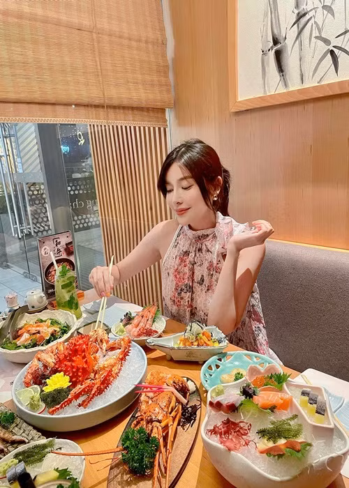 Nữ diễn viên từng bỏ ra khoảng 2 tỷ để sở hữu một chiếc xe hơi năm 2020, có bộ sưu tập túi xách và giày hiệu đắt đỏ. Ảnh: FBNV