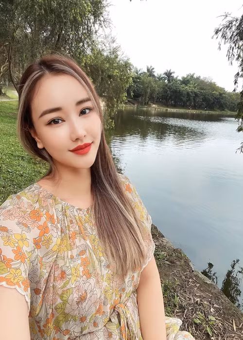 Trong cuộc phỏng vấn với Thể thao Văn hóa, nữ diễn viên, ca sĩ, người mẫu Maya hé lộ gương mặt khi bị liệt dây thần kinh số 7. "Khuôn mặt tôi lúc ấy nhìn tưởng là quỷ ấy chứ không phải người nữa. Thật sự nó rất khủng khiếp. Ngày xưa nghe các cụ nói trúng gió méo mồm nhưng không biết nó thế nào. Đến lúc chính mình gặp phải, mắt không nhắm được, miệng khi cười hay nói đều méo. Tôi bàng hoàng lắm! Tối hôm trước còn đi sinh nhật một người bạn, mặt mũi chụp ảnh vẫn còn xinh xắn, ngủ một giấc dậy đã bị như vậy".