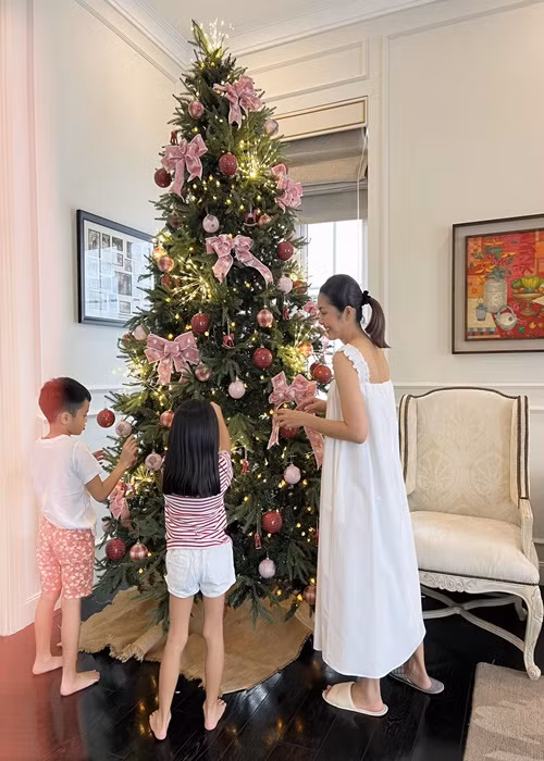 Bé Chloe vẫn chưa lộ diện hoàn toàn.