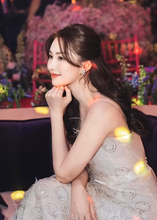 Trên trang cá nhân, Hoa hậu Đặng Thu Thảo vừa chia sẻ một số bức ảnh khoe góc mặt nghiêng.