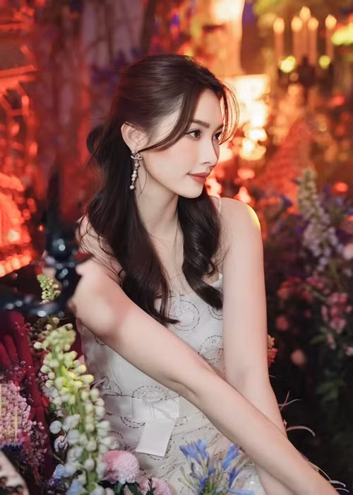 Bạn bè, khán giả hết lời khen ngợi nhan sắc của Thu Thảo. "Mãi là thần tiên tỷ tỷ ạ", Hoa hậu Tiểu Vy để lại bình luận.