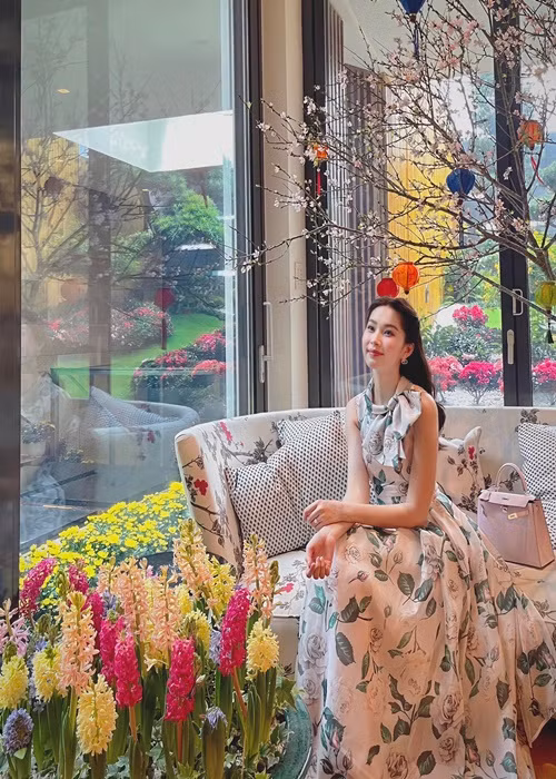 Nàng hậu đăng tải khoảnh khắc đón Tết trong biệt thự sang trọng.