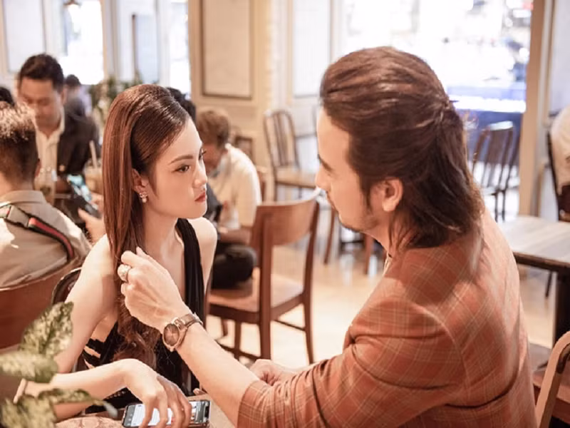 Đoàn Minh Tài dành cho Đan Ngọc những cử chỉ thân mật sau tin đồn hẹn hò. Ảnh: Dân Trí