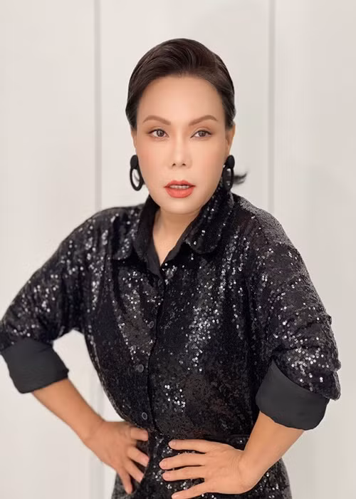 Việt Hương vừa gửi lời cảm ơn đến khán giả. Cô chia sẻ tình trạng sức khỏe hiện tại: "Hương sẽ duy trì châm cứu, uống đông y, nhiễm hàn thôi ạ. Nhưng Hương đã khỏe đang chạy sân khấu và lên đồ rần rần rồi cả nhà nhà ơi". Ảnh: FBNV