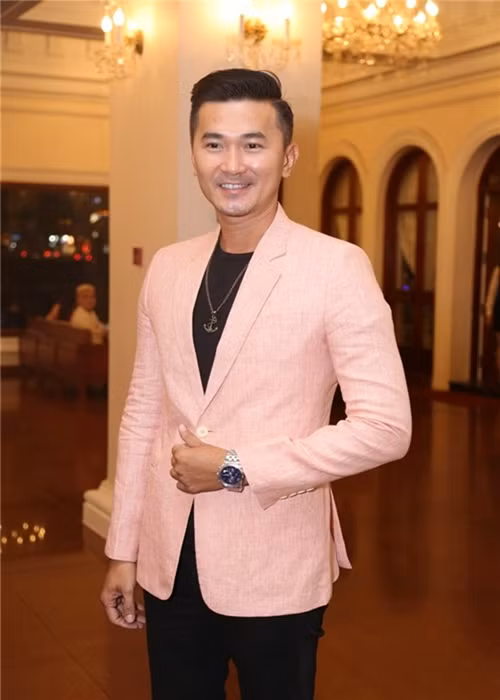 “Hà là một cô gái thông minh, dễ thương. Mặc dù là người nhỏ tuổi nhất nhưng chính cô ấy là người gắn kết nhóm bạn. Chuyện vui buồn gì Hà đều gặp anh em, xin ý kiến của người này người kia. Cách sống và đối xử với anh em, bạn bè của Hà khiến mọi người quý cô ấy hơn. Tôi và mọi người trong nhóm đều cảm nhận được sự trân trọng mà Hà dành cho bạn…". Ảnh: Zing