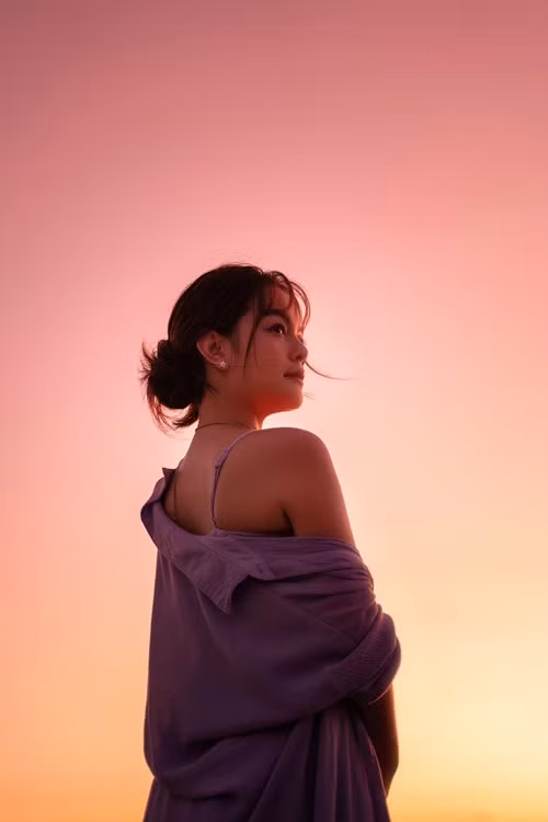 Cô mua nhà, tậu xe, du lịch sang chảnh.