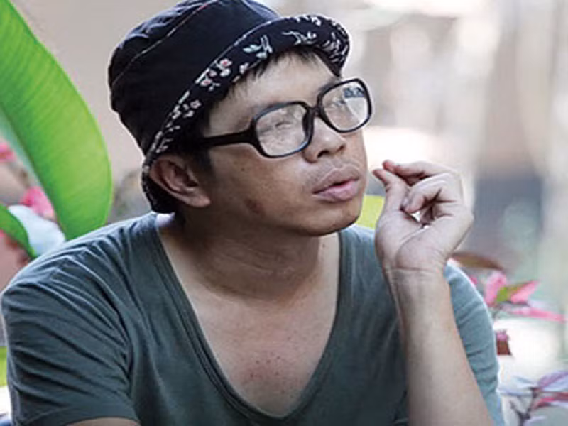 Thái Hòa làm nhiều nghề để mưu sinh. Anh sửa ghế khán giả, làm ánh sáng ở sân khấu, phụ bán quán cà phê, làm việc trong chỗ in băng đĩa. Ảnh: Người lao động