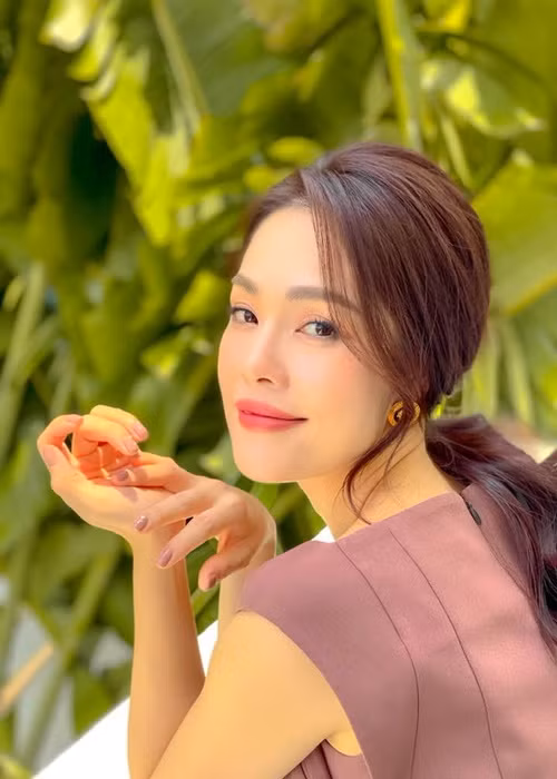 Vì ồn ào nợ nần, Dương Cẩm Lynh bị đoàn phim "Giai nhân" hủy vai nữ chính. Tuy nhiên, cô được đoàn phim hỗ trợ một phần cát-sê. Đến nay, Bà mẹ hai con chưa đóng phim trở lại. Ảnh: FBNV