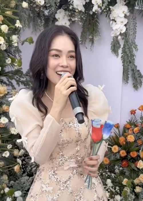 Tháng 3/2023, rộ tin đồn nữ diễn viên hát tiệc sinh nhật để kiếm tiền trả nợ. Trên Dân Trí, Dương Cẩm Lynh cho biết, cô chỉ hát góp vui trong bữa tiệc của người quen. Bà mẹ một con cũng khẳng định, cô không phù hợp làm ca sĩ. Ảnh: Dân Trí