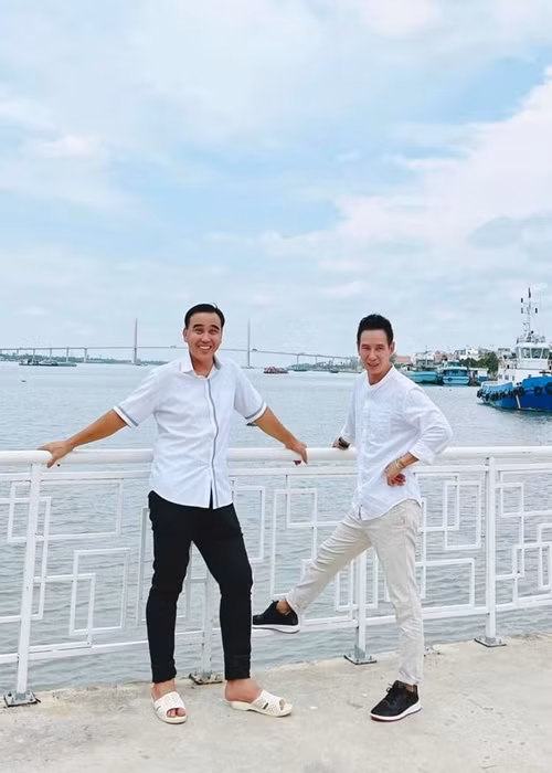 Đôi bạn thân vẫn sống giản dị. Cả hai vẫn đi xe ôm, ăn cơm bụi, ăn mặc không cần hàng hiệu. Ảnh: Tiền Phong