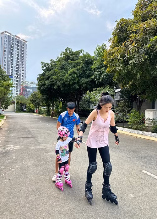 Nữ người mẫu nói về mối quan hệ với bé He: "Lần đầu tiên He xuất hiện trên kênh TikTok của mình, Trinh nhận được nhiều câu hỏi về mối quan hệ với bé, thậm chí có nhiều nghi vấn Trinh bí mật sinh con 2,3 năm về trước. Không trách mọi người được vì He khá giống Trinh từ đôi môi chúm chím, gương mặt tròn. Nhưng thật ra đây là cháu của mình, con gái ruột của anh trai. Vì thương anh gà trống nuôi 5 con nên Trinh gánh bớt phần vất vả nên quyết định để bé về sống cùng. Trinh xem He như con gái ruột".
