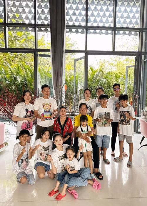 Nữ người mẫu và đại gia đình trong dịp Tết Nguyên đán 2023.