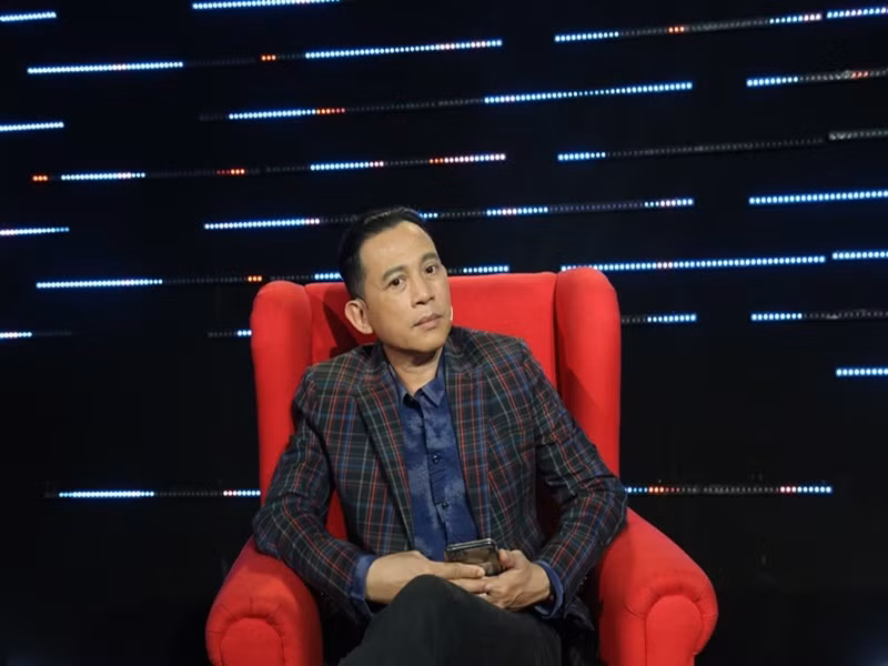 Hữu Tiến vướng tin đồn giới tính bởi nhiều học trò gọi anh bằng cái tên thân mật “má Tiến”. Nam diễn viên cho biết, anh dạy dỗ, chăm sóc học trò ân cần, nhẹ nhàng như một người mẹ chứ không quát tháo nên mới có cái tên “má Tiến”. Ảnh: HTV