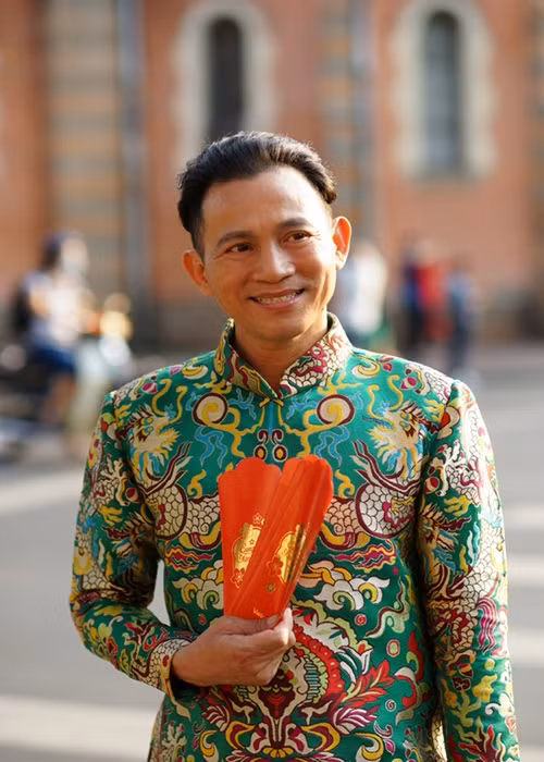 Mới đây, trong cuộc phỏng vấn với Dân Trí, diễn viên Hữu Tiến bày tỏ quy luật tre già măng mọc trong showbiz. “Trên đời này chẳng có ai là số một mãi mãi. Thí dụ thời trước người ta nói anh Hoài Linh là nổi trội nhất, bây giờ có còn nữa không? Giờ người ta nói Trấn Thành là số một, nhưng vài năm nữa sẽ là người khác. Dòng chảy nó vẫn xoay vòng theo quy luật như vậy”, anh nói. Ảnh: HTV