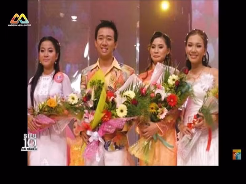 Sau khi bị đuổi học, Trấn Thành phát triển sự nghiệp dẫn chương trình. Tại Én vàng 2006, Hồng Phượng đoạt giải nhất, Xuân Hiếu về nhì còn Trấn Thành đồng hạng 3 cùng với Thảo Nguyên. Ảnh: Dân Việt