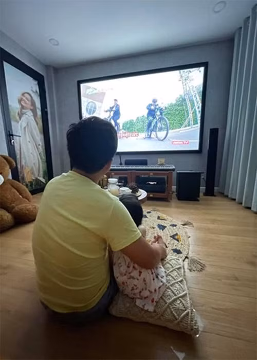 Trường Giang và con gái quấn quýt bên nhau đôi khi khiến Nhã Phương cảm thấy bị "ra rìa".