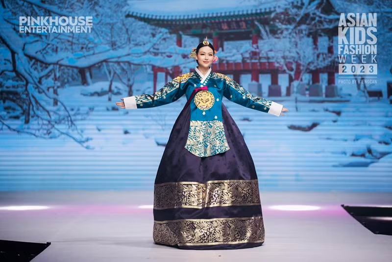 Phương Khánh catwalk trong một show diễn tháng 1/2023. Ảnh: FBNV