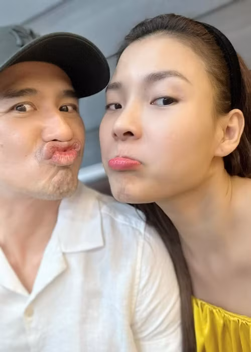 Thúy Diễm từng trải lòng về dự định sinh con thứ hai: “Khai thật với các mẹ, một nửa Diễm muốn sinh thêm đứa nữa để Bảo Bảo có em, một nửa chưa muốn. Sinh Bảo Bảo xong lấy lại dáng cực ghê. Rồi bao dự định cũng phải gác lại. Nói vậy chứ khi chế độ làm mẹ bật lên thì tự dưng bao khổ cực cũng gánh được hết. Anh Thành thì khoái sinh thêm, nhưng ảnh cũng rất tôn trọng quyết định của Diễm. Thành nói vì ảnh không phải là người mang nặng, đẻ đau hay phải đánh đổi sức khỏe sau mỗi kỳ sinh nở, nên ảnh không muốn là người quyết định...".