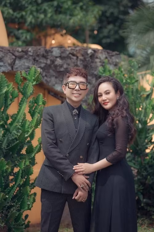 “Tôi có quan niệm vợ nói gì cũng im lặng và không bao giờ cãi nhau với vợ. Tôi là một người nói chuyện rất "sến", "ngọt như chè", nịnh vợ nịnh 4 con rất giỏi. Tôi nghĩ, tình yêu luôn cần được hâm nóng bởi sự lãng mạn, có như vậy tình cảm mới có màu sắc tươi mới và khiến con người ta không cảm thấy nhàm chán. Ai nói tôi sến cũng được nhưng mỗi khi tôi ra khỏi nhà, tôi luôn bắt vợ con phải hôn tôi. Tôi luôn hỏi các con có thương ba không, ngày nào tôi cũng hỏi như vậy”, nam ca sĩ chuyên giả gái chia sẻ. Ảnh: FBNV