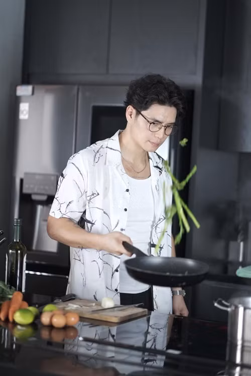 Huy Trần yêu thích công việc nấu ăn. Khi gắn bó với Ngô Thanh Vân, anh thường xuyên vào bếp nấu ăn cho nàng đả nữ. Ảnh: FBNV