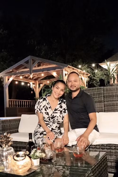 Hồng Ngọc tỏ ra tự hào về ông xã đảm đang của mình. Ảnh: FBNV