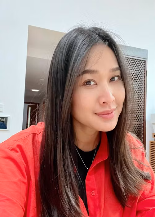 Dương Mỹ Linh còn thường đăng tải hình ảnh chụp cận mặt hoặc che vòng hai.