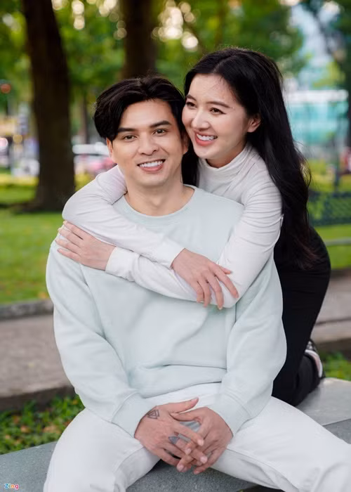 Tuệ Như cho biết, khi mới quen, cô không tìm hiểu xem bạn trai từng yêu ai. “Nhưng anh Hiếu chủ động nói hết, kể cả chuyện từng ly hôn. Tôi chỉ thấy thương thôi. Chuyện của quá khứ, tôi không quan tâm, chỉ chú trọng hiện tại và tương lai của hai đứa”, Tuệ Như chia sẻ. Ảnh: Zing